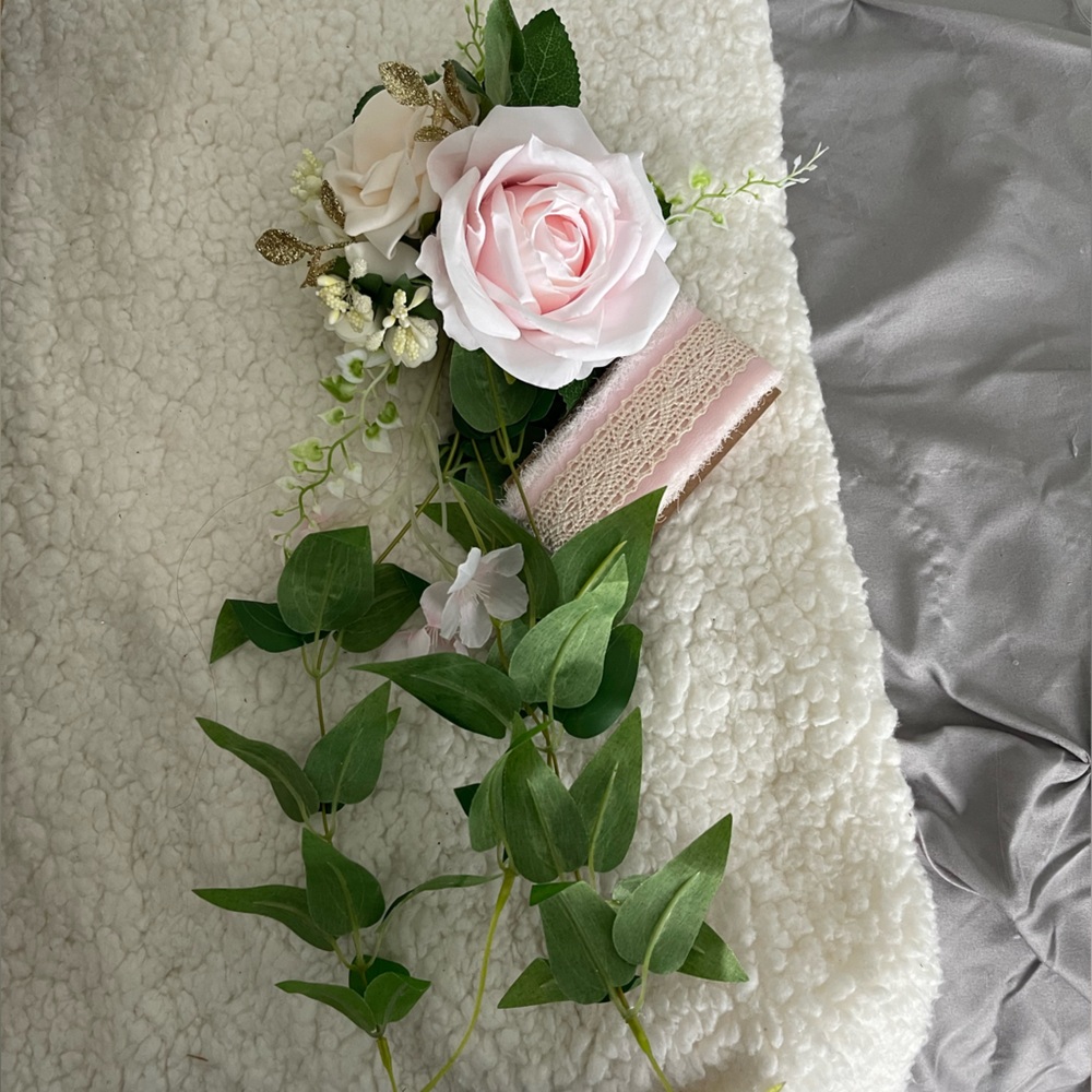 Ling’s Moment Blush & Cream Aisle / Chair flowers